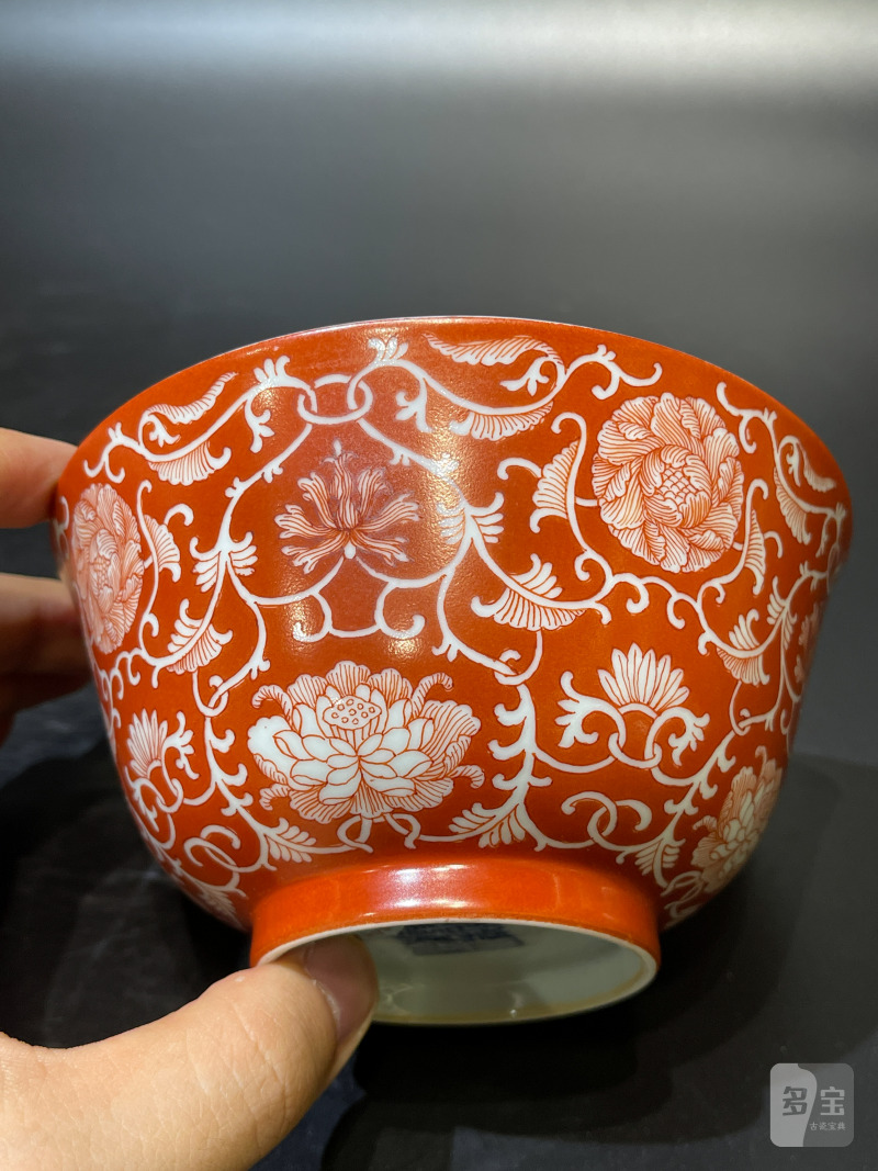 清嘉庆 矾红地留白缠枝花卉纹碗 - 图8